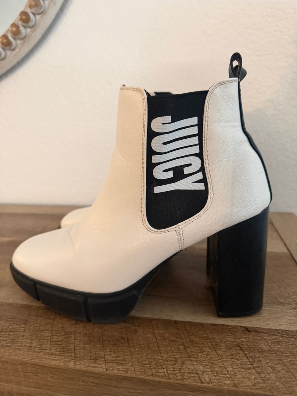 Juicy Couture Women's Prisha Chelsea Boot White & Black